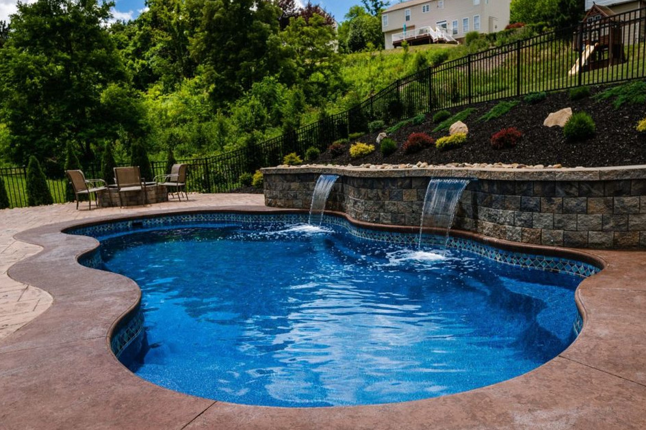 مقایسه استخر بادی و استخر پیش ساخته