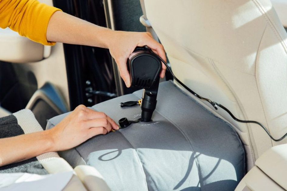 روش باد کردن و خالی کردن تشک بادی داخل ماشین